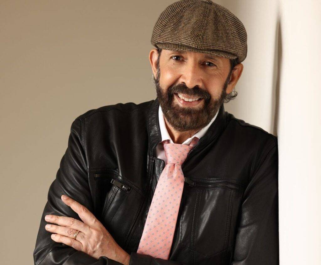 Juan Luis Guerra se acompaña del coro “Más que Vencedores” y nos regala el “Canto a la Patria”, fotografía Alejandro Núñez