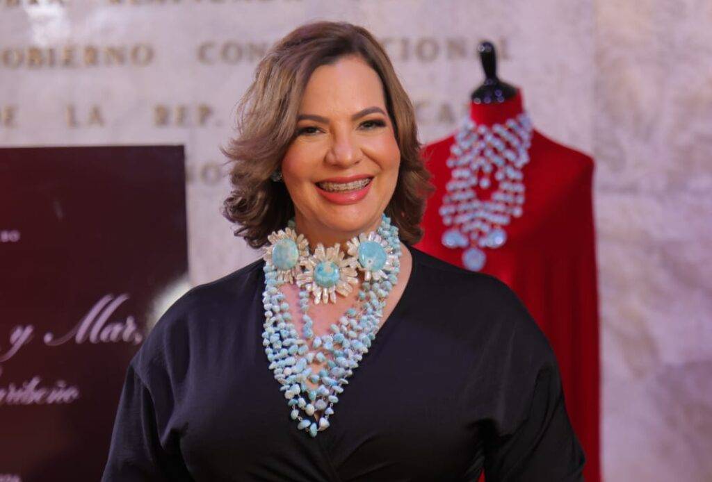 La Reina del Larimar presenta colección “Cielo, Tierra y Mar Delirio Caribeño” en el Teatro Nacional Gisselle Mancebo, La Reina del Larimar, presenta la colección “Cielo, Tierra y Mar Delirio Caribeño” en el Teatro Nacional, eldigital.com.do