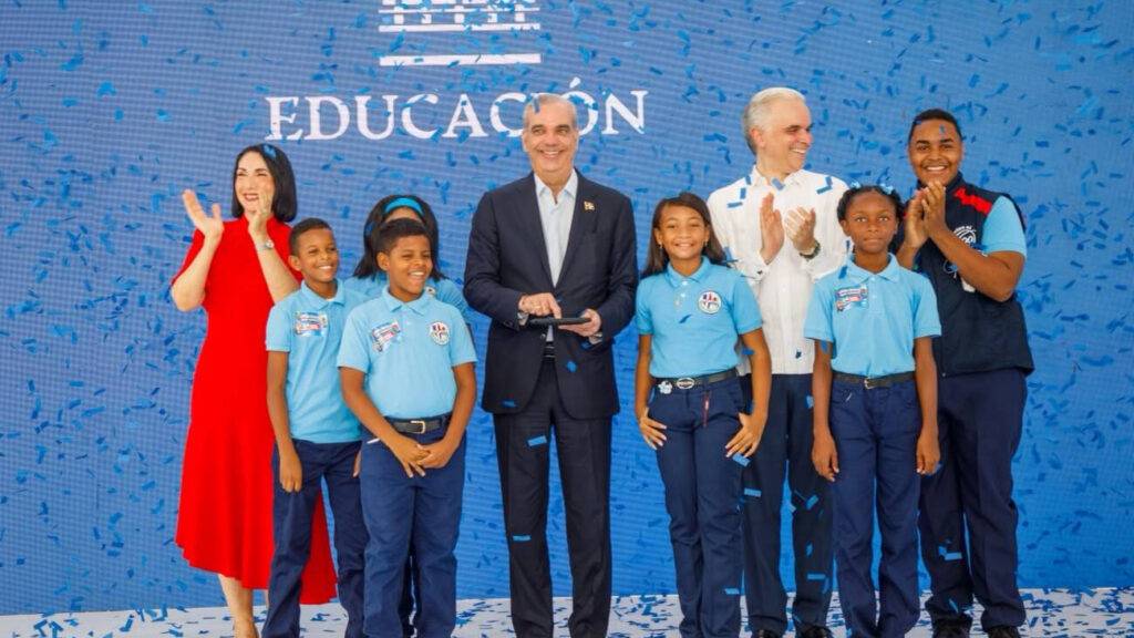 Más de dos millones de estudiantes inician nuevo año escolar Más de dos millones de estudiantes inician nuevo año escolar, eldigital.com.do