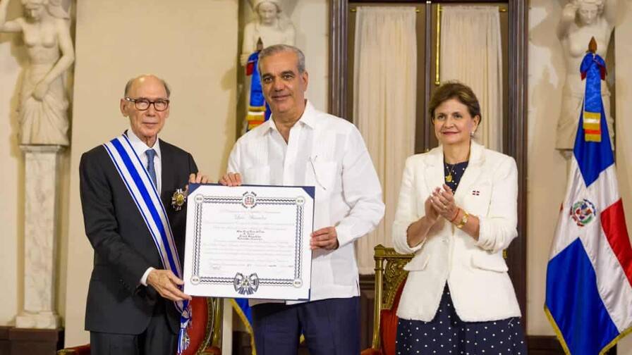 Abinader otorga la Orden al Mérito de Duarte, Sánchez y Mella a Frank Moya Pons Abinader otorga la Orden al Mérito de Duarte, Sánchez y Mella a Frank Moya Pons, eldigital.com.do