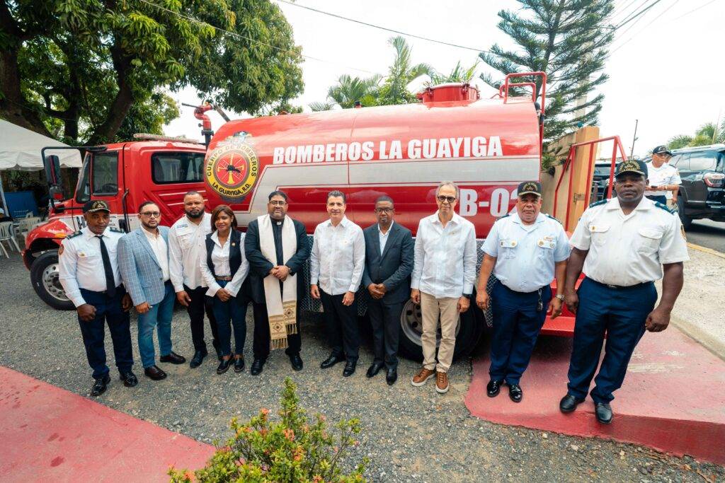 Banco Popular dona dos camiones de bomberos a La Guáyiga, eldigital.com.do