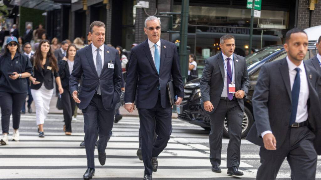 Presidente Luis Abinader recorre a pie calles de Nueva York durante su trayecto hacia la Asamblea General de la ONU Presidente Luis Abinader recorre a pie calles de Nueva York durante su trayecto hacia la Asamblea General de la ONU, eldigital.com.do