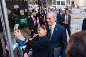 Presidente Luis Abinader recorre a pie calles de Nueva York durante su trayecto hacia la Asamblea General de la ONU, eldigital.com.do