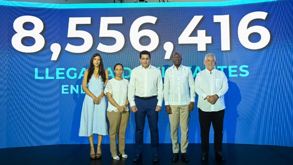 Solo durante el mes de agosto, el país recibió 856,858 visitantes, para un crecimiento de 6.2 % en comparación con agosto de 2025; de 5.4 % frente al mismo mes de 2024 y de 52.3 % respecto a agosto de 2019., eldigital.com.do
