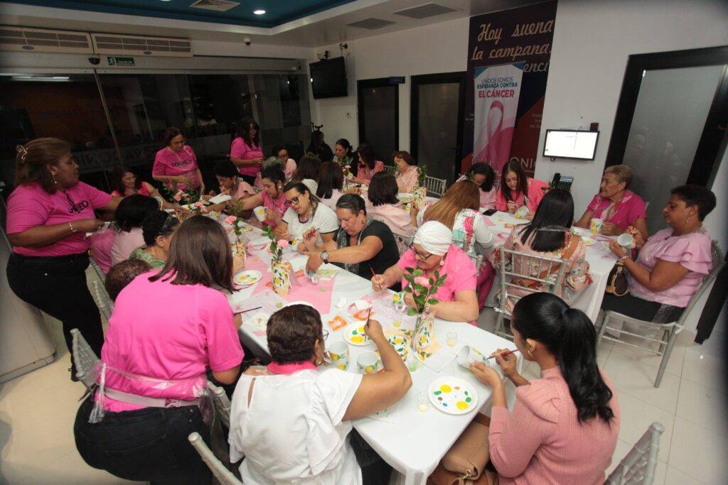 Pacientes y sobrevivientes de cáncer de mama celebran la vida a través del arte terapia, eldigital.com.do