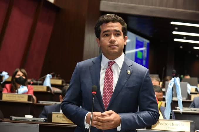 Omar Fernández cuestiona aumento del marbete; dice Gobierno mantiene una ‘reforma fiscal por cuotas’ Omar Fernández marbete eldigital.com.do